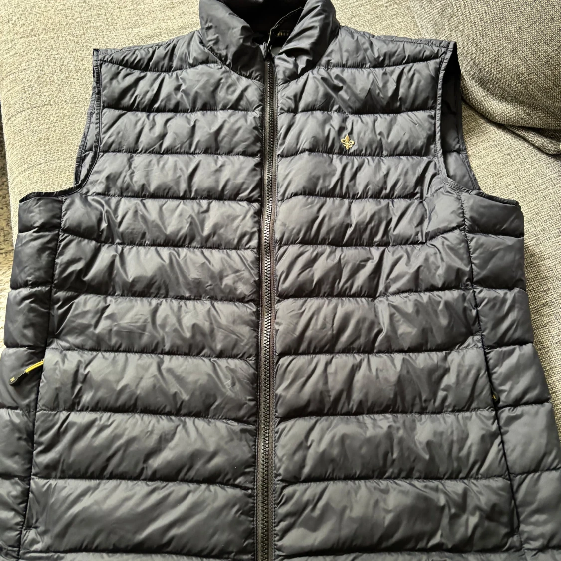 Mörkblå dunväst från Morris. 