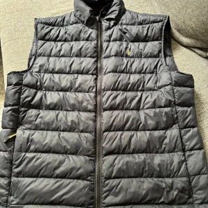 Mörkblå dunväst från Morris.  - Snygg mörkblå dunväst från Morris i storlek medium. 10/10 använd max 3 gånger. Köpt från Morris hemsida för 2299 kr. Perfekt att slänga över en hoodie eller tröja när det är kyligt ute. Klassisk och stilren look.