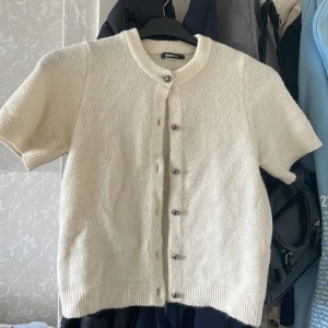 Krämvit kofta från Gina Tricot - !!!Postar bara med Instabox!!!💗Tröjan är använd ett par fåtal gånger och är i bra skick. Säljer då jag inte får så mycket användning utav den🥰Är i storlek S men passar även mig som har storlek XS!