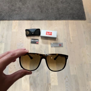 Rayban boyfriend 60 - Säljer nu ett par rayban boyfriend i storlek 60! Allt på bilderna ingår. Glasögonen är i bra skick utom jätte små repor som man knappt kan se och som inte syns vid användning! Pris kan diskuteras vid snabb affär