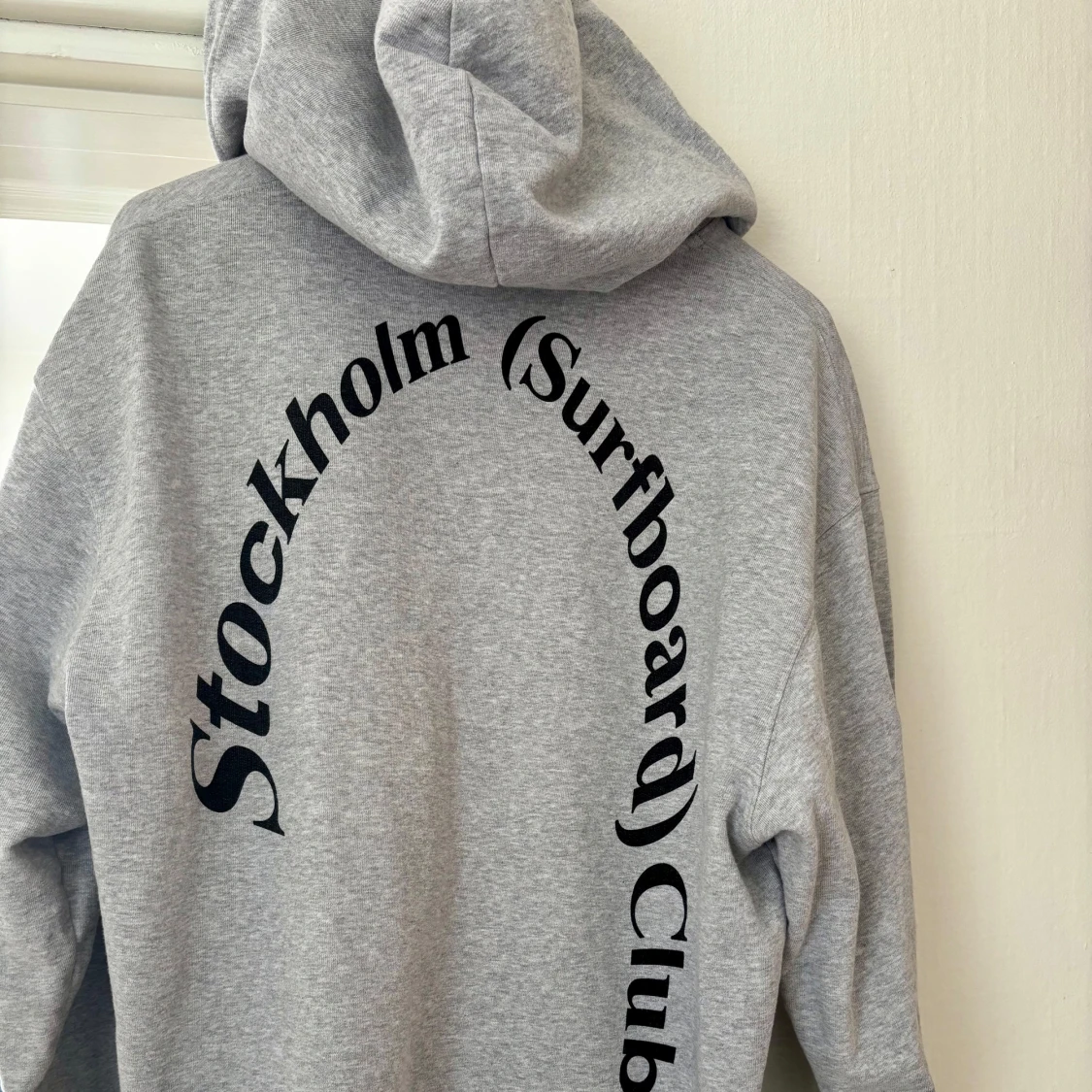 Grå hoodie Stockholm Surfboard Club