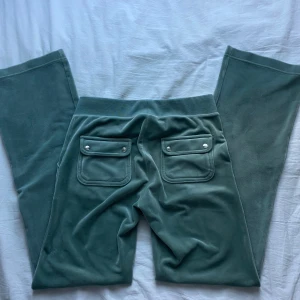 Juicy Couture byxor - Mysiga gröna velourbyxor från Juicy Couture i storlek XS. Har några små fläckar (se bild 4) annars i perfekt skick! Klassisk Juicy Couture-logga broderad framtill