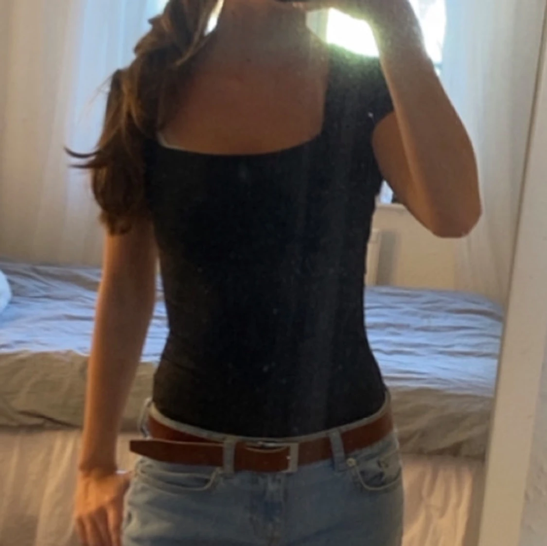 Svart tight topp med fyrkantig ringning