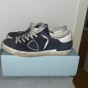 Skor - Säljer dessa skor pga tröttnat på dem. Överlag bra skick förutom inuti skon på hälen har det gått upp på både skår, inget man ser när dem är på.