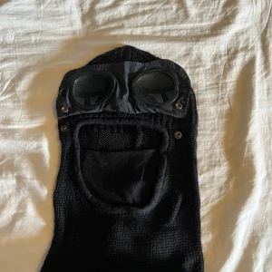 C.P. Company ansiktsmask med goggles - En skimask från cp company som är perfekt för vintern, tillverkad i stickat tyg och har glasögon som man kan sätta på om man vill. 