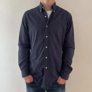 Ralph Lauren Skjorta - - Condition: 8,5/10 - Color: Navy Blue - Size: S - Retail price: 1749 SEK