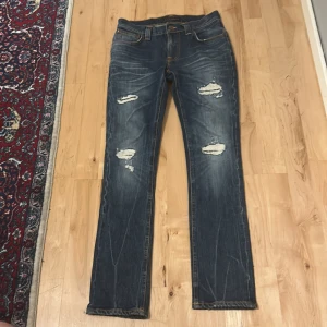 Nudie jeans  - Ett par feta nudie jeans i strl 28/32 dom är i fint skick. De har lite feta slitningar på framsidan och en snygg tvätt. PRISET KAN DISKUTERAS 