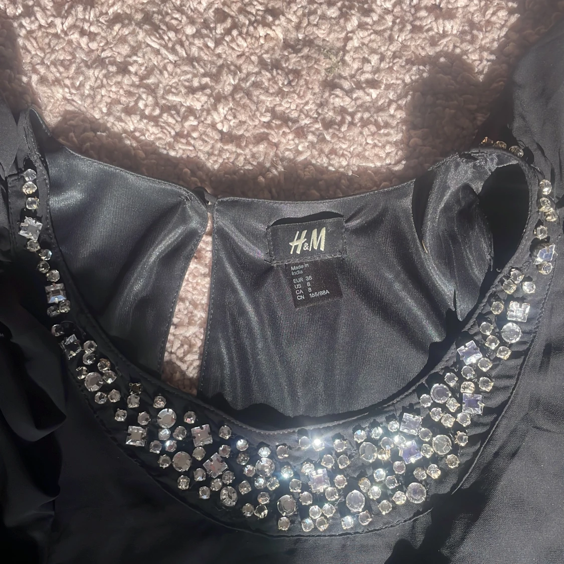 Svart klänning med volanger från H&M - 1