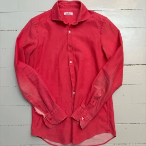 Röd Sonrisa skjorta - Snygg röd skjorta från Sonrisa Washed Collection med klassisk krage, nypris över 3000kr.
