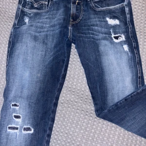 Blå jeans med slitningar från Replay - Blå jeans från replay 
