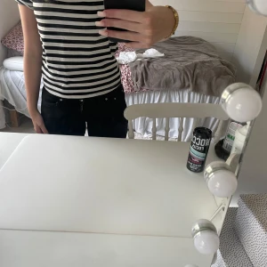 Randig t-shirt från Divided, XXS - Säljer en svartvit randig t-shirt från Divided i storlek XXS. Klassisk modell med rund hals och korta ärmar