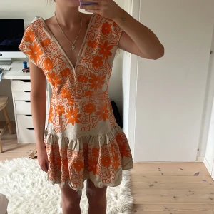 Maje klänning - Superfin maje klänning med prislappar kvar! Storlek 36. Kostar ca 4000-4500 ny! Små slitningar vid nedre delen av dragkedjan, inget som stör ❤️
