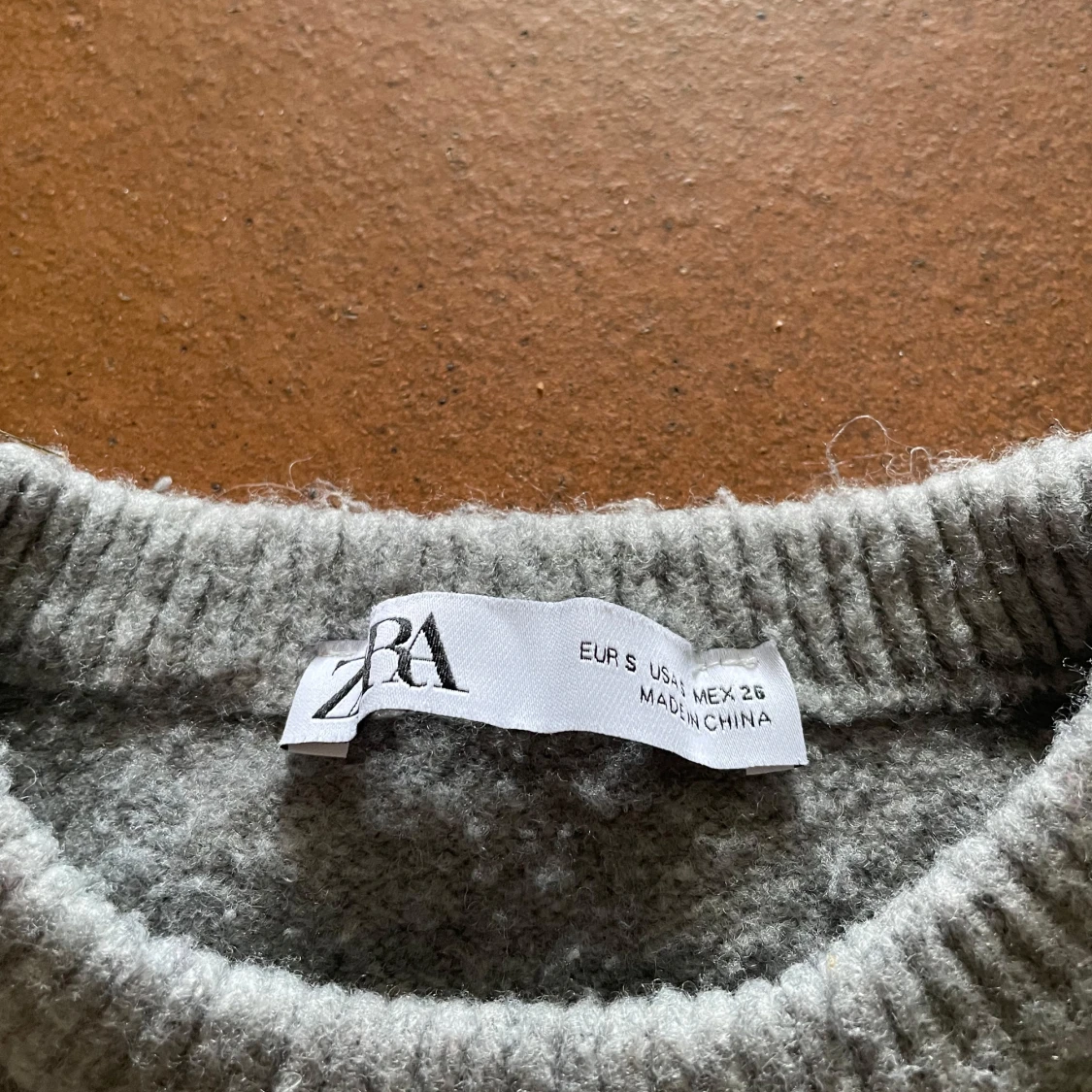 Grå stickad t shirt från Zara - 2