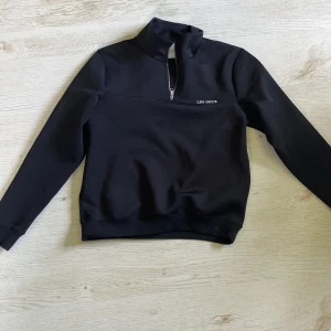 Svart half zip tröja från Les Deux - Svart långärmad tröja från Les Deux med stilren half zip-dragkedja. Storlek S. Bra skick