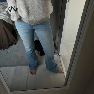 Ljusblå bootcut jeans - Säljer ett par ljusblå jeans med bootcut-modell, midwaistet. knappst använda så i bra skick.