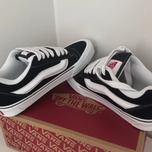Svarta och vita Vans Old Skool sneakers - Klassiska Vans Old Skool sneakers i svart och vitt med den ikoniska vita sidoremsan.  De är helt nya säljer de pågrund av storlek. Pris kan diskuteras 
