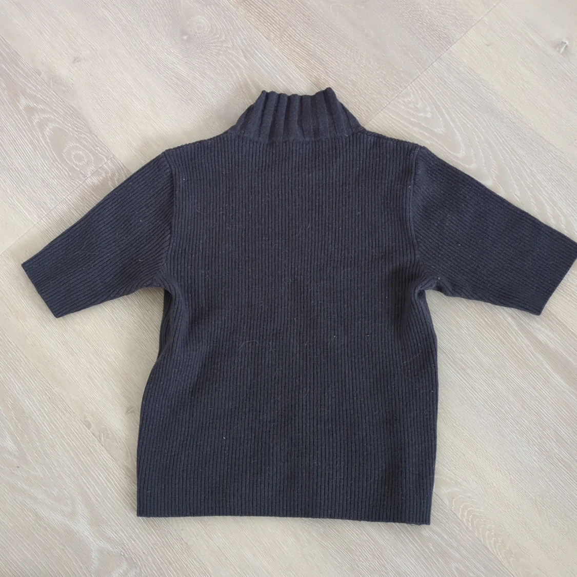 Mörkgrå ribbad polotröja - 2