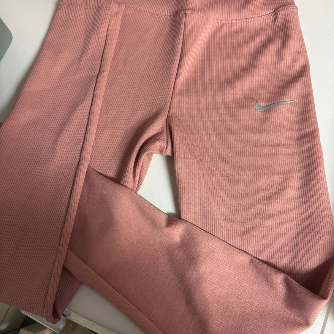 Rosa ribbade leggings från Nike