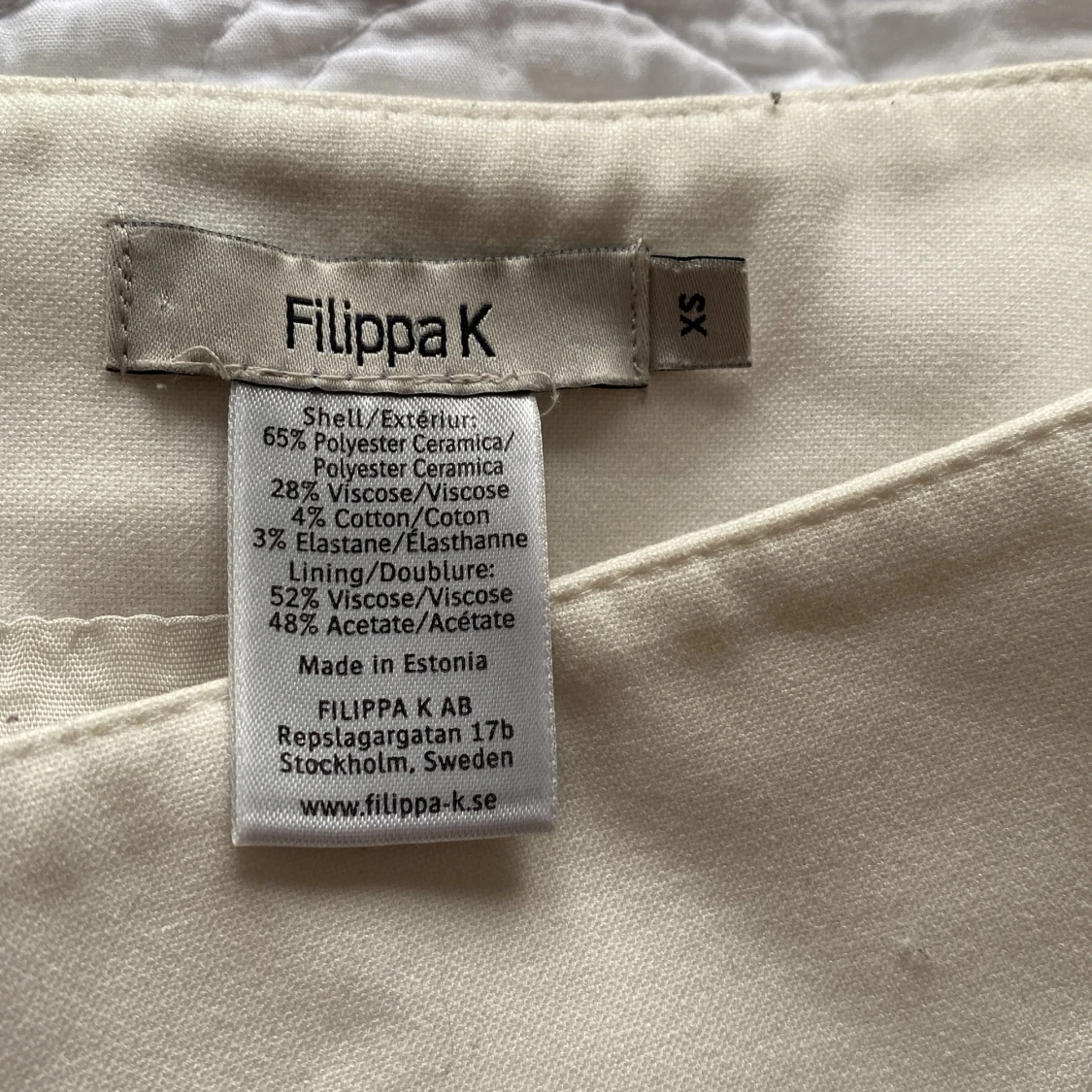 Vit kortkjol med fickdetaljer - 4