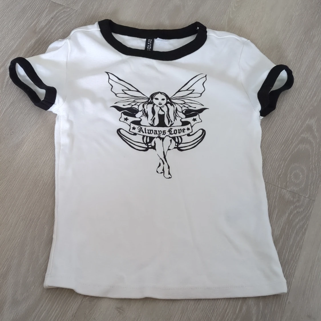 Vit och svart t-shirt med fe-tryck H&M