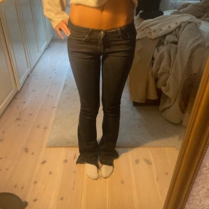Svarta bootcut jeans från Crocker - Säljer ett par svarta jeans från Crocker med bootcut passform. Jeansen har låg midja och jag är 168 cm💗