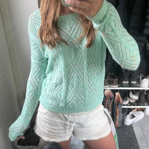 Mintgrön stickad tröja i xs - Mintgrön stickad tröja från Pins and Needles i storlek XS. Tröjan har ett hålmönster som gör den snygg och somrig.