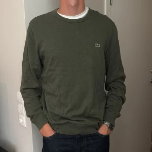 Lacoste tröja  - En fin mörkgrön tröja ifrån Lacoste, storlek M! Använd en del men inget som syns 