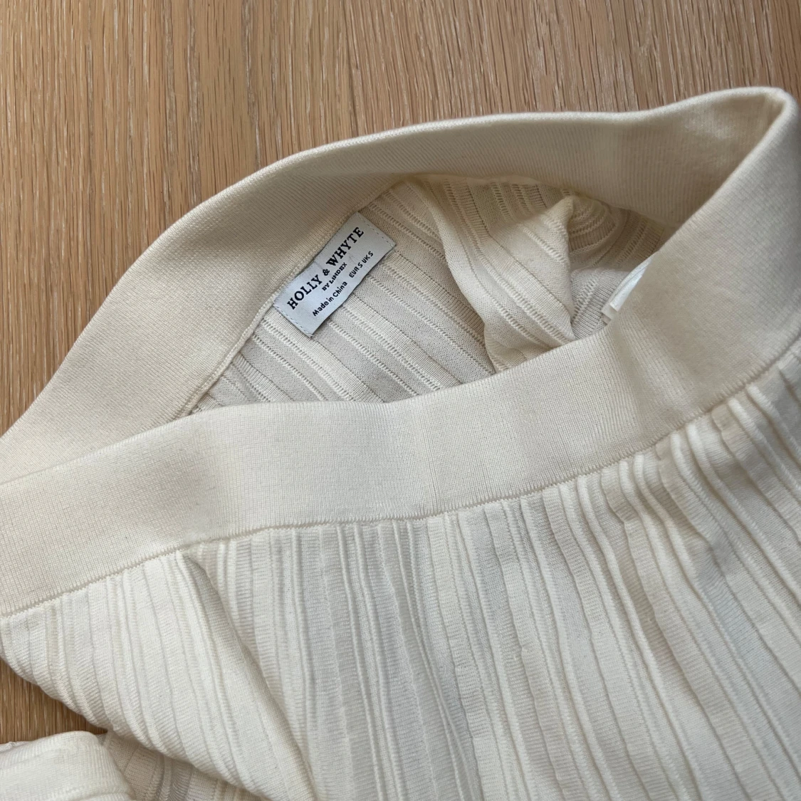 Vit plisserad kjol från Holly & Whyte - 1