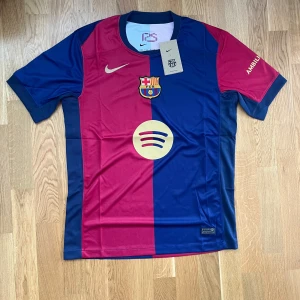 🔥 FC Barcelona Hemmatröja 2024/25 – Storlek S 🔥 - Säljer en helt ny och oanvänd FC Barcelona hemmatröja för säsongen 2024/2025. ⚽ Storlek: Small (S) 🔴🔵 Klassisk rödblå design med gulddetaljer 🎧 Med Spotify-logga på bröstet 🆕 Helt ny – aldrig använd
