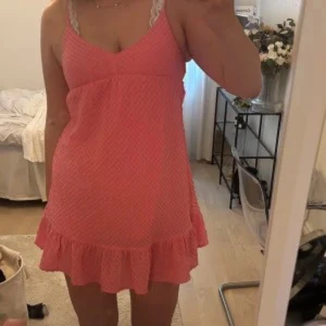 rosa klänning - så söt och somrig rosa klänning från gina tricot i storlek xs. bara använd vid två tillfällen. ❤️