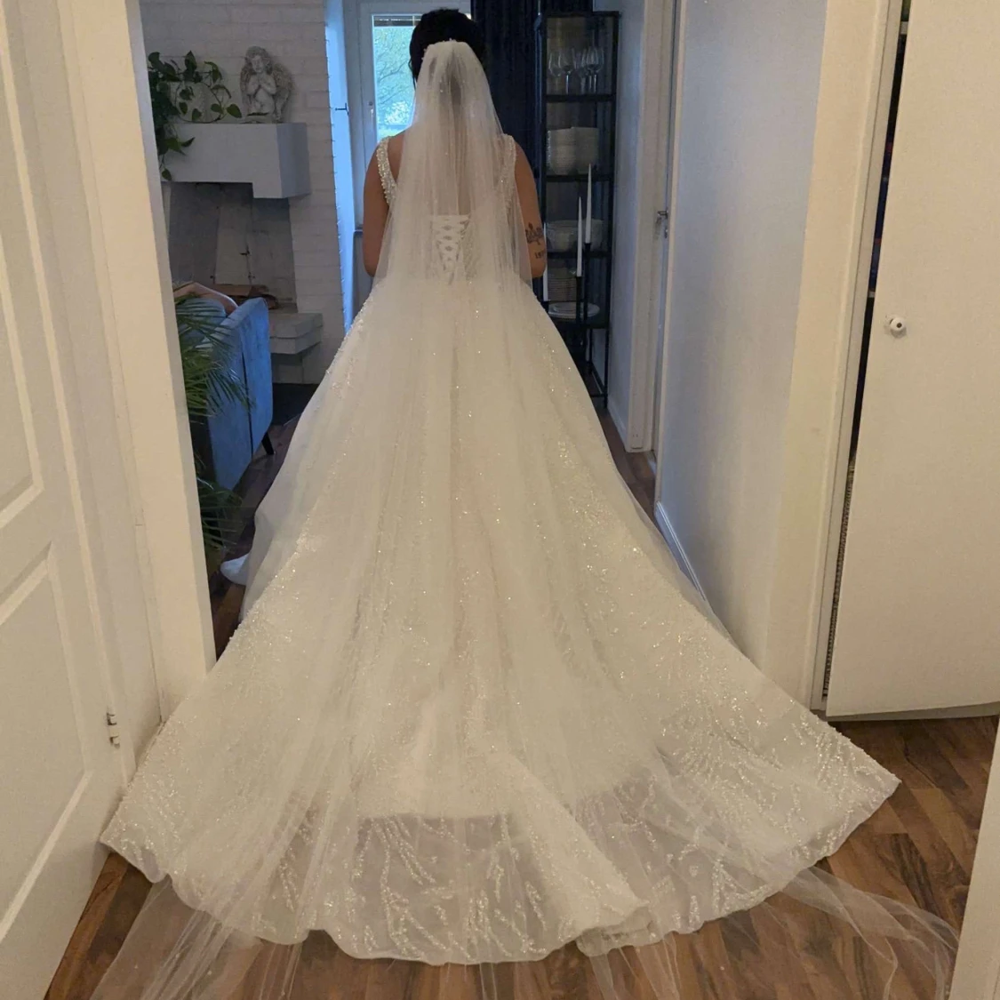 Vit glittrig bröllopsklänning med pärlor - 3