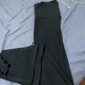 Mörkblå vida byxor i mjukt tyg -  Säljer ett par mörkblå yoga pants med bra skick. De ser bara gröna ut på bilden för det är dåligt ljus men de är mörkblå och jättesnygga säljer dessa på grund av att de har blivit för små och inte längre är min smak. 💗💗