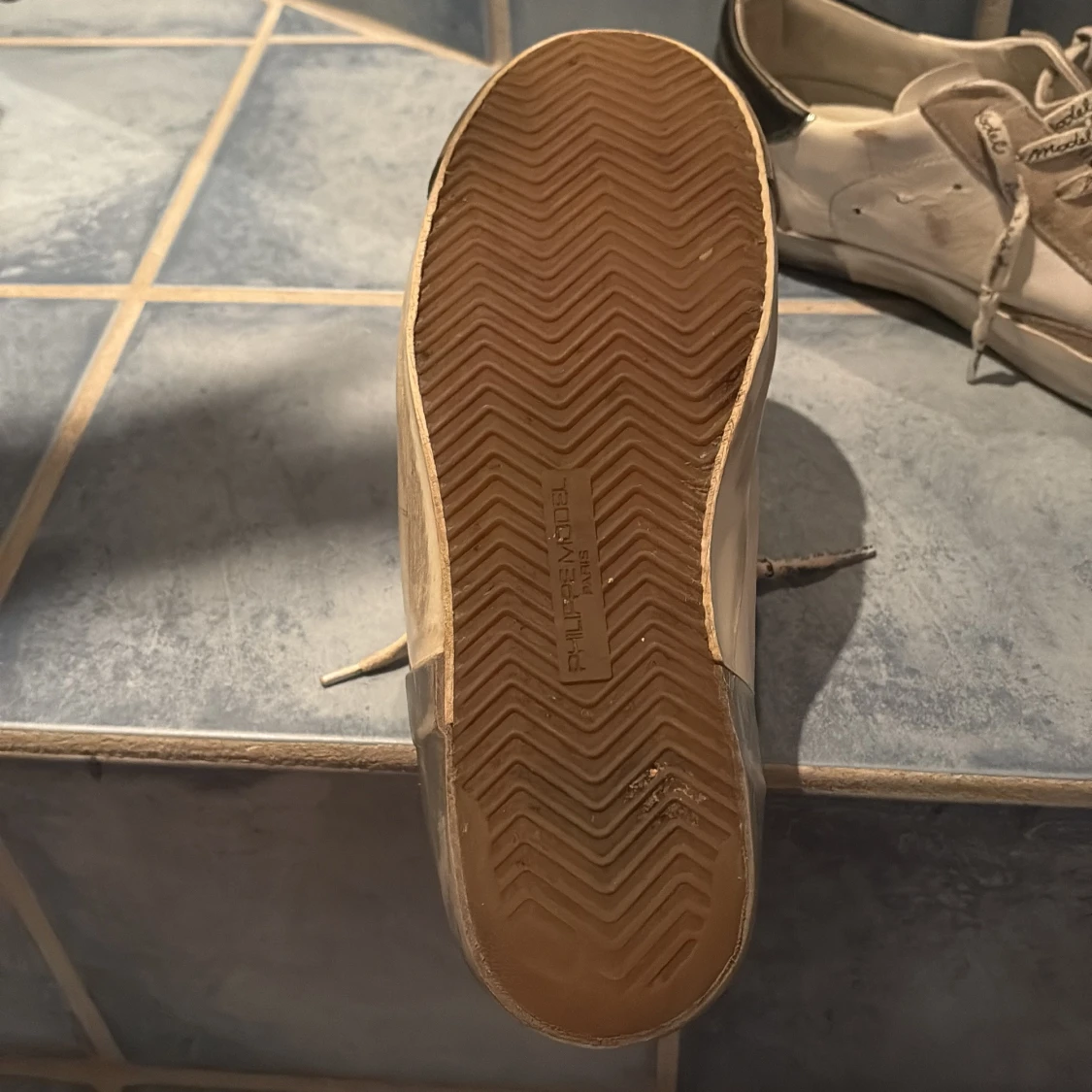 Philippe Model sneakers i beige och vitt - 1