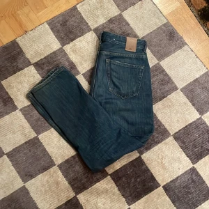 Blå jeans från Zara - Snygga blå jeans från Zara med klassisk femficksdesign och knappgylf. Perfekta för en avslappnad.
