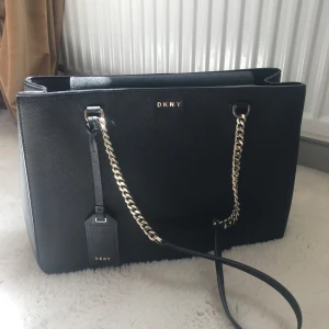 Svart handväska från DKNY med kedja - Äkta DKNY väska. Perfekt inför skolstart och annat inför kommande läsår. 