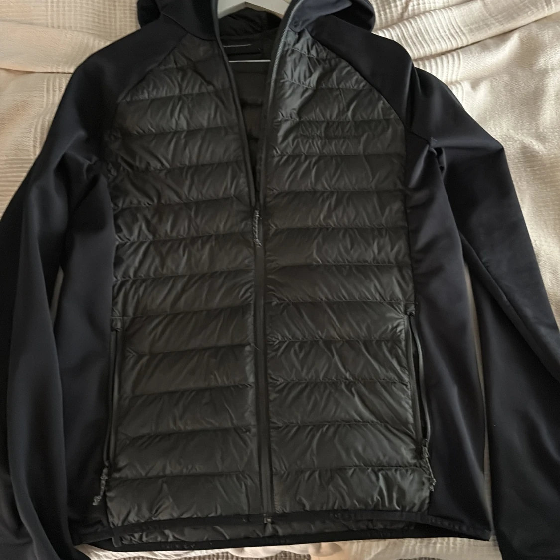 Svart pufferjacka Peak Performance L