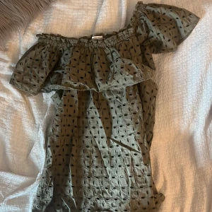 One shoulder topp med broderier - Superfin grön one shoulder topp med broderier, den är i märket Part Two och är ifrån Sellpy! Aldrig använd av mig!🥰 Storleken är 36 !