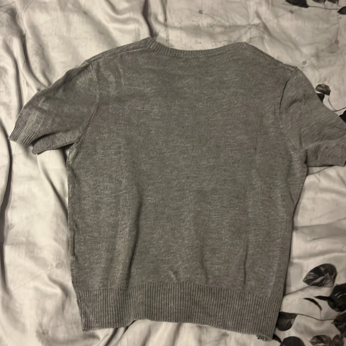 Grå stickad kortärmad tröja Divided - 1
