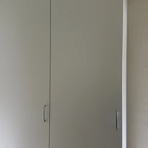 Garderob  - Vendum garderob i vit, lådor medföljer. Höjd 225 cm, 60cm djup och 60cm bred. Hämtas upp i Ursvik Sundbyberg 