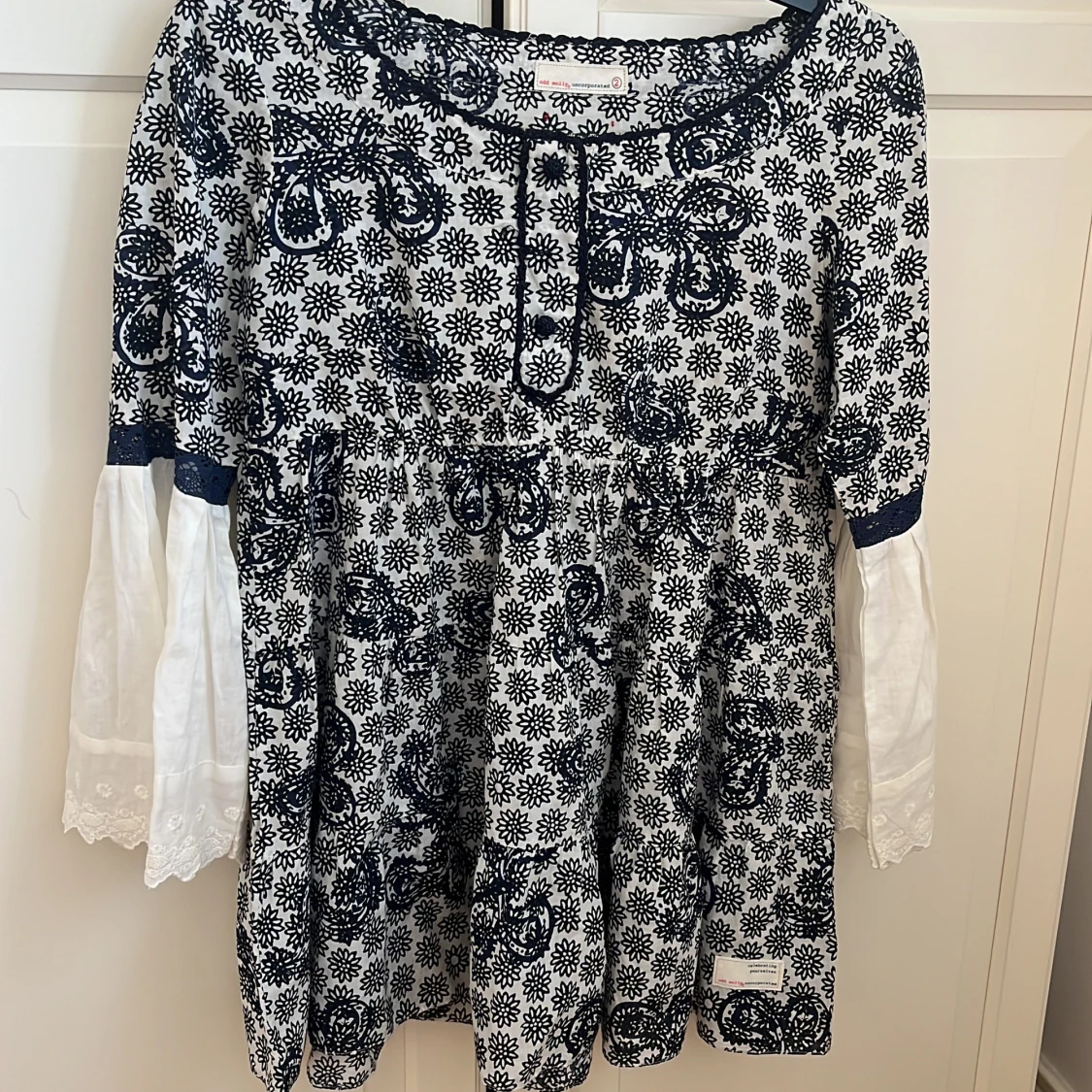 Blommig kortklänning med vida ärmar