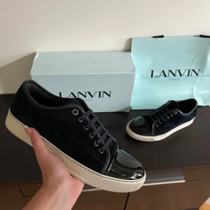 Lanvin uk 8 (nästan nya) - Säljer dessa nya lanvins förutom en liten fläck under ena skon. Box och väska tillkommer.