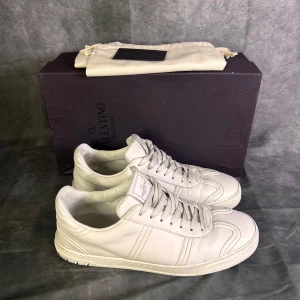 Valentino flycrews  - Mycket fint skick, med alla nitar kvar | Size 43,5 men passar mer som 44 | fraktar spårbart inom 24 timmar |  för att köpa klicka ” köp nu” | vid frågor skriv ett meddelande | bara skorna medföljer |