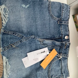 Blå jeanskjol från  Gina Tricot - En blå jenaskjol från Gina Young. Köpt för 280 men säljs för 220 pris går att diskutera. Ny med prislapp kvar aldrig använd.