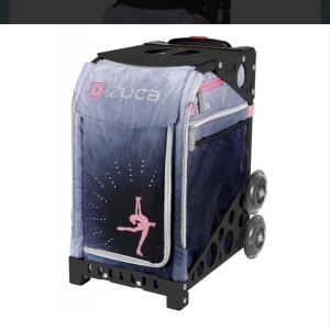 Züca resväska med konståkningsmotiv - Säljer en unik Züca resväska i blått och grått med rosa detaljer och ett broderat konståkningsmotiv framtill. Väskan har robust ram, fyra hjul som lyser när den rullaf och flera fack, perfekt för att rulla med sig till träning eller tävling. Snygg och praktisk för dig som gillar att sticka ut.