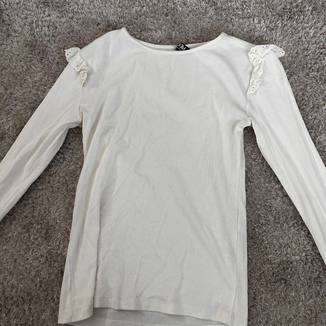 Vit långärmad topp med spetsvolang - 2