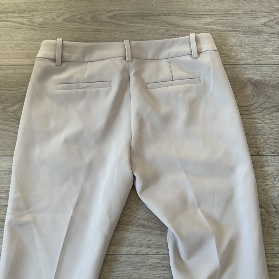 Beiga kostymbyxor från BikBok, strl 36 - 2