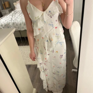 Vit blommig långklänning Gina Tricot - Superfin oanvänd vit blommig långklänning från Gina Tricot :) Nypris: 600 kr