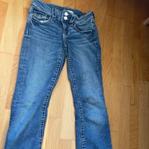 Blå jeans från Gina Tricot, stl 158 - Snygga blå jeans från Gina Tricot i storlek 158. Klassisk femficksmodell med vita kontrastsömmar och dubbla knappar. Är tillverkade i mjukt denimtyg som är skönt att bära hela dagen.