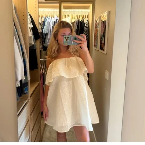 Vit klänning med volang - Superfin vit kortklänning från H&M med smala axelband, som även går att ha som off-shoulder. Färgen är mera creme än vit, storlek 42, men sitter som en M-L! Mycket eftertraktad och finns inte att köpa via H&Ms hemsida längre och därav priset.❣️(två första bilderna är lånade)