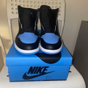 Nike Air Jordan 1 UNC toe. DS - Nike Air Jordan 1 High og UNC toe. DS (aldrig testad). Storlek 43. Kvitto från SVD o og box med kommer. Säljer för retail.